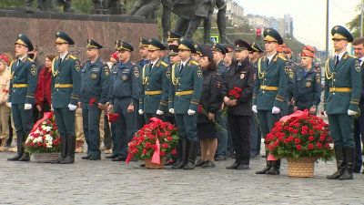 Петербуржцы возложили цветы к Монументу героическим защитникам Ленинграда