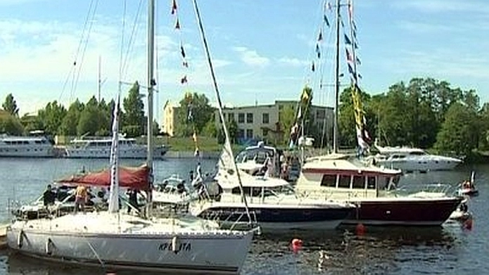 Двухмачтовый бриг «Триумф» возглавил яхт-парад морского фестиваля в Ораниенбауме - tvspb.ru