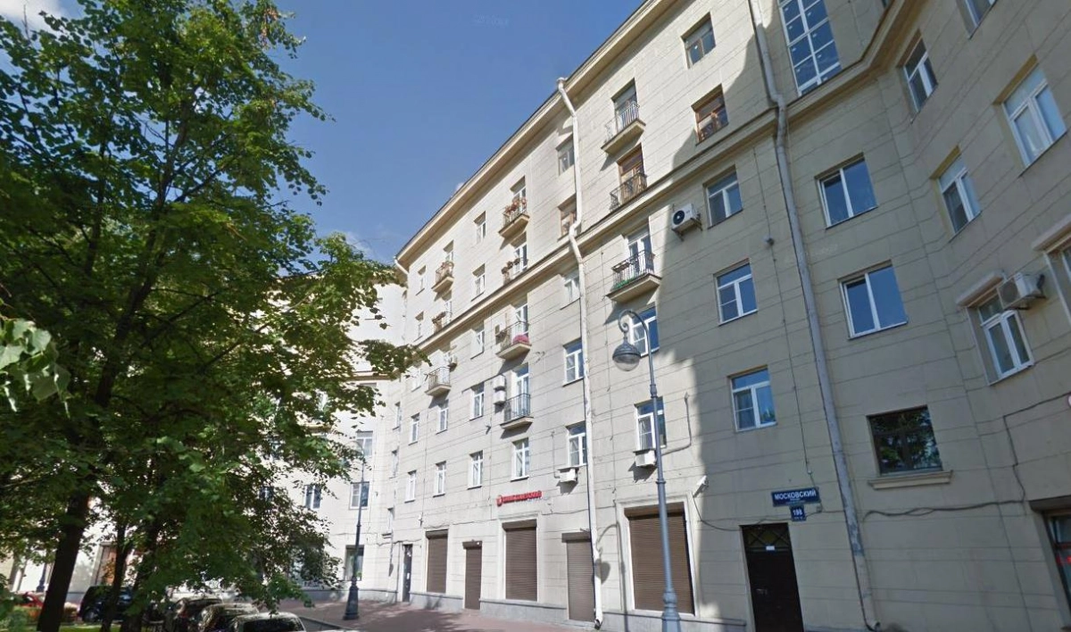 На иномарку обрушилась часть фасада с дома на Московском проспекте - tvspb.ru