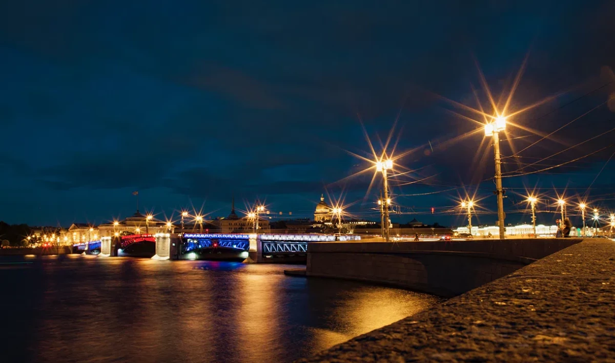 В честь Дня флага России Дворцовый мост станет бело-сине-красным - tvspb.ru