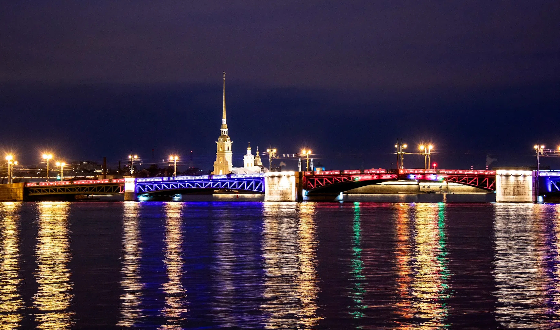 Дворцовый мост подсветят красным и синим цветами в честь работников скорой помощи