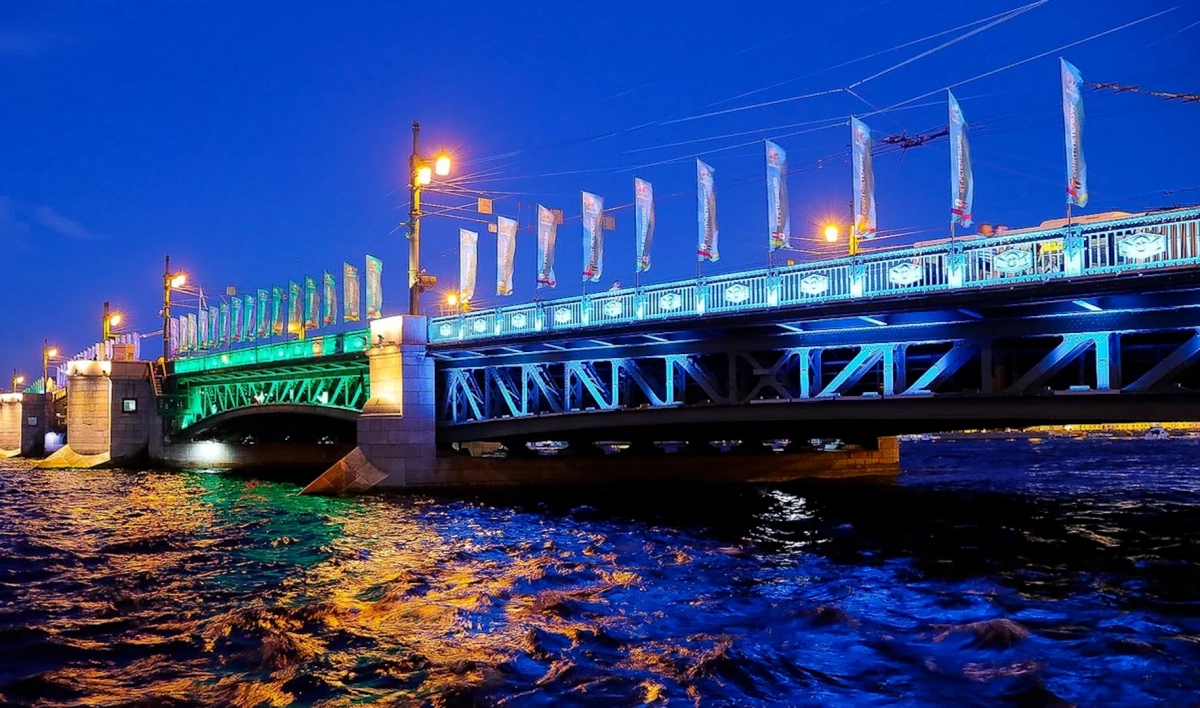 Дворцовый мост окрасился в цвета Евро-2020 в честь победы российской сборной - tvspb.ru