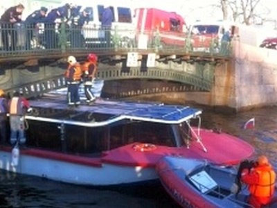Спасатели вытащили судно, застрявшее под Пантелеймоновским мостом - tvspb.ru