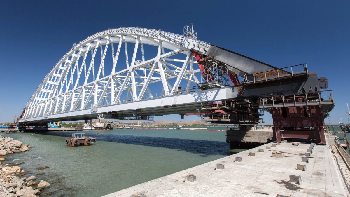 Строители Крымского моста устанавливают железнодорожную арку - tvspb.ru