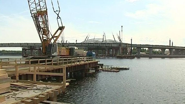 На стройке Яхтенного моста упал гусеничный кран - tvspb.ru