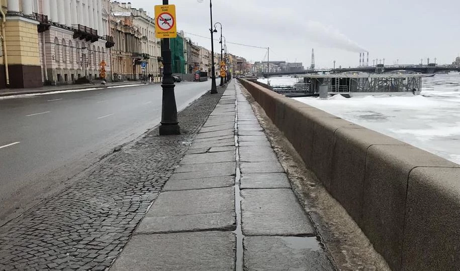 С набережных Петербурга за сутки вывезли 300 кубометров снега - tvspb.ru