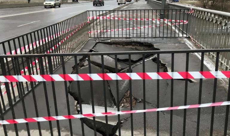 На полуобрушившемся Славянском мосту яму засыпали щебнем - tvspb.ru
