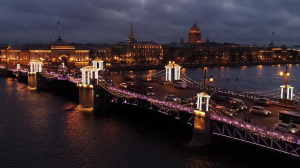 На 17 петербургских мостах зажгли новогоднюю иллюминацию