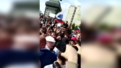 Лидер ЛДПР Жириновский подрался с участником митинга в Москве