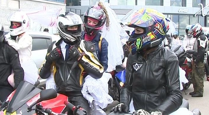 Мотоциклистам могут официально разрешить ездить между рядами - tvspb.ru