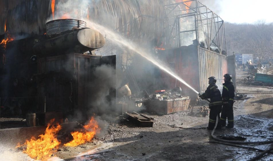 Во Владивостоке произошел сильный пожар на складе стройматериалов - tvspb.ru