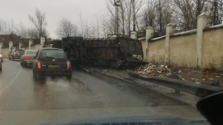 На Соборной улице перевернулся мусоровоз - tvspb.ru
