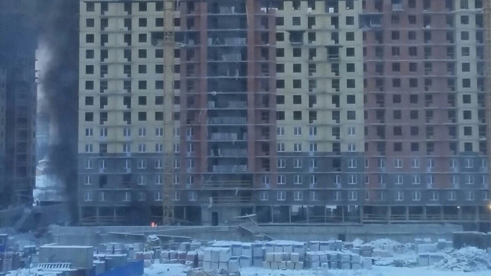 На территории строящегося жилого комплекса на Парнасе горел мусор - tvspb.ru