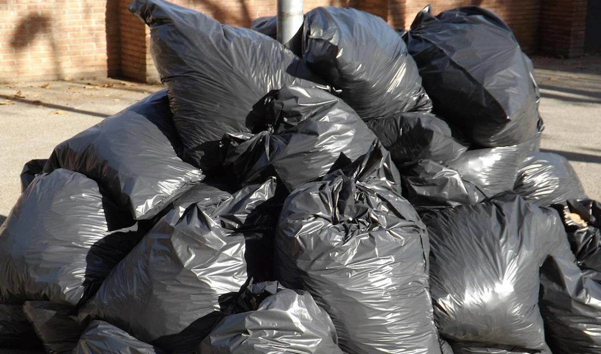 На прошлой неделе с улиц Петербурга вывезли более 2,5 тысячи тонн мусора - tvspb.ru