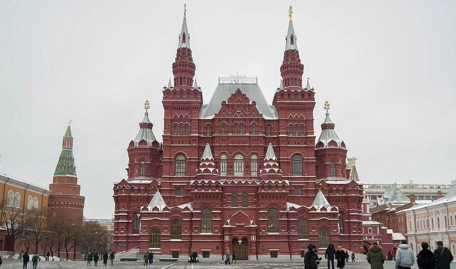 В Историческом музее Москвы неизвестные повесили собственную картину - tvspb.ru