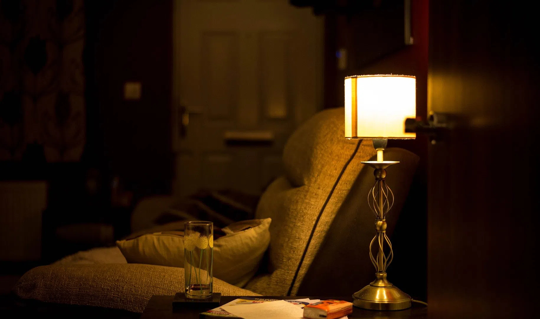 Возвращенный свет. Приглушенный свет в комнате. Вечернее освещение. Лампа в комнате. Уютная настольная лампа.