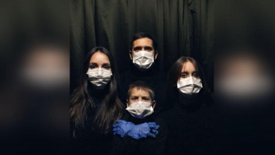 Александр Кержаков с семьей воссоздал обложку альбома группы Queen