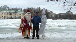 О новогодних традициях и украшении ёлки. На бегу с Дедом Морозом и Снегурочкой