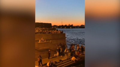 Игнорируя коронавирус. Ночью центр Петербурга заполонили толпы людей