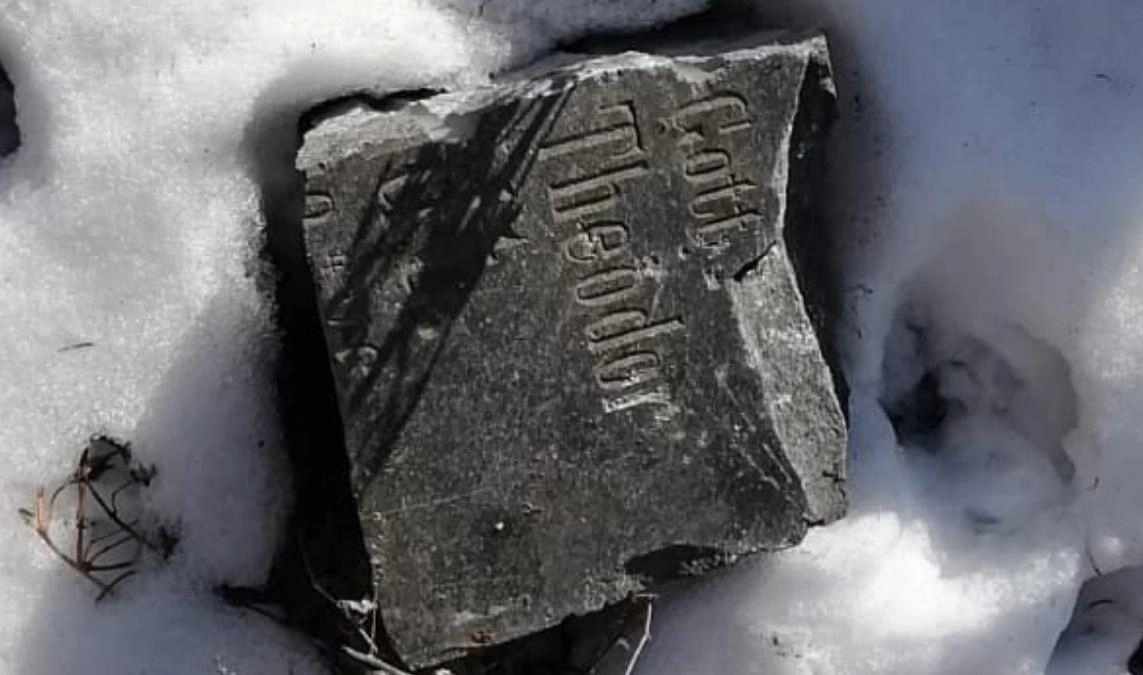 В устье реки Смоленки нашли разбросанные обломки надгробий XIX века - tvspb.ru