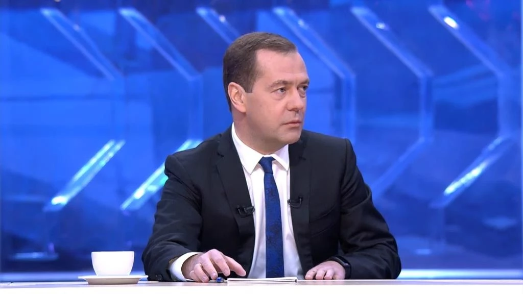 Медведев призвал не ждать скорой отмены санкций - tvspb.ru