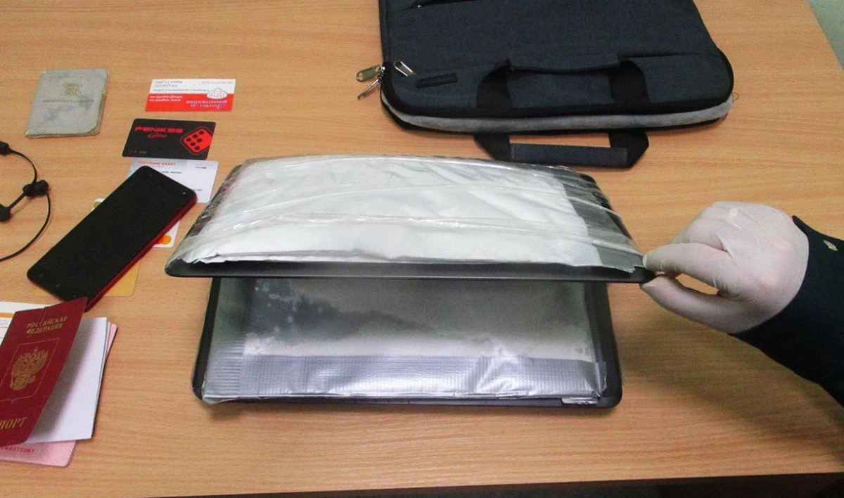 В Ленобласти мужчина спрятал килограмм кокаина в сумке с ноутбуком и попытался пересечь границу - tvspb.ru
