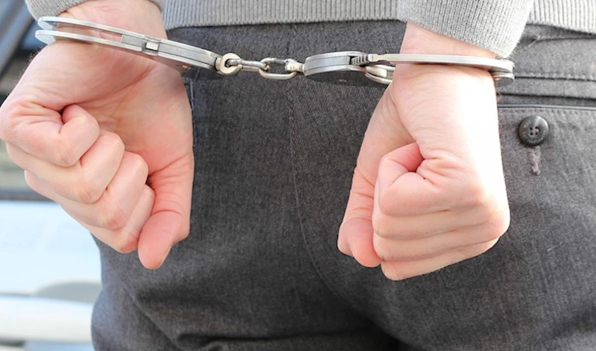 Полицейские Петербурга задержали злоумышленника, ограбившего салон связи на Ветеранов - tvspb.ru