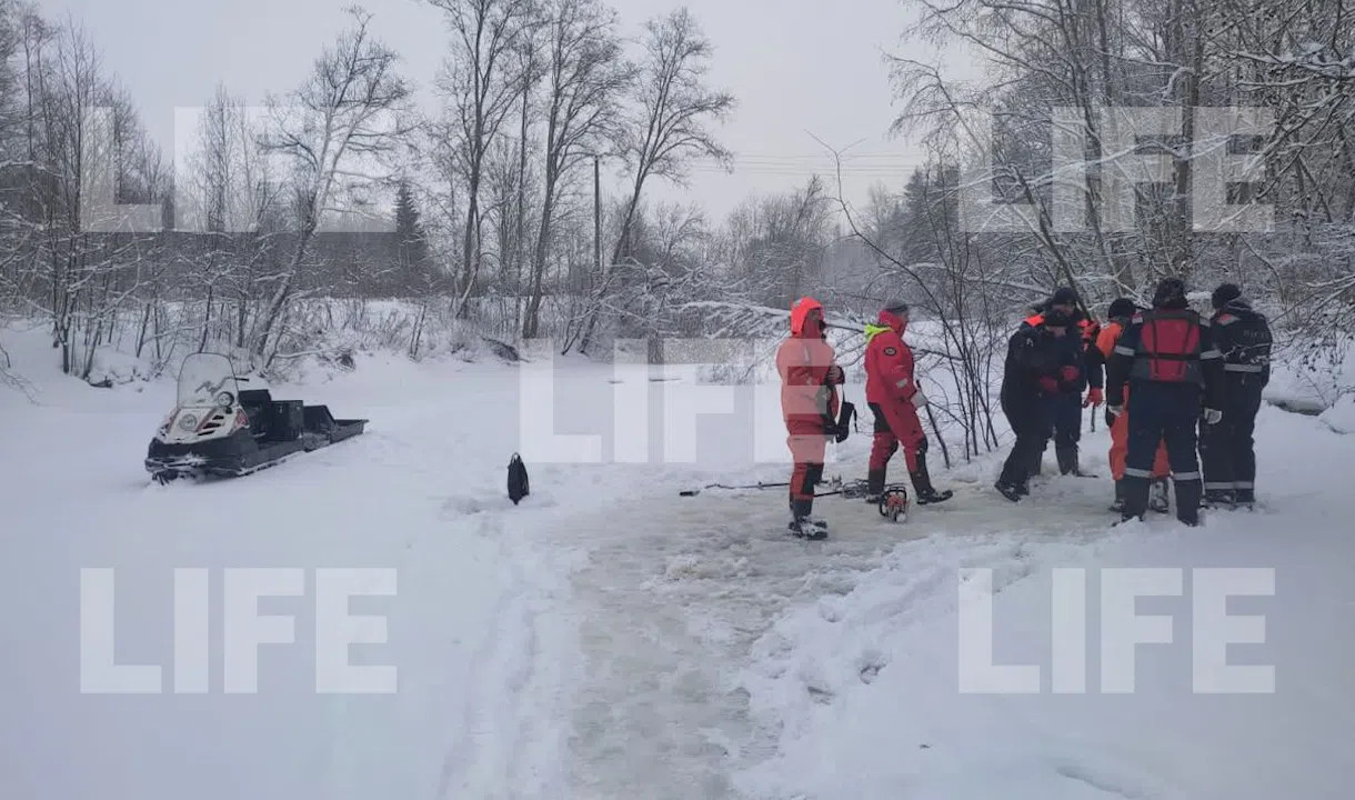 Тело женщины утонувшей в проруби. Найдено тело женщины утонувшей в проруби. Река Оредеж утонула женщина. Тело утонувшей женщины на крещение.