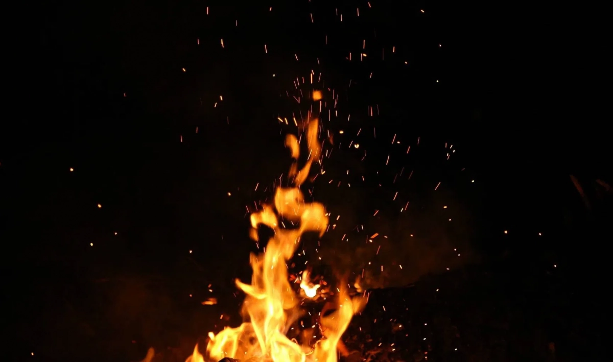 Российским дипломатам передали частичку Благодатного огня, которую доставят в Москву - tvspb.ru