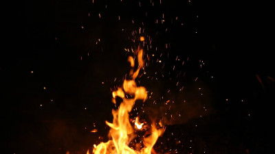 Российским дипломатам передали частичку Благодатного огня, которую доставят в Москву