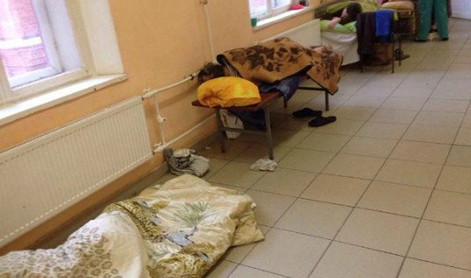 Прокуратура проверяет, почему пациенты Покровской больницы лежат на полу в коридоре - tvspb.ru