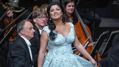 Анну Нетребко выписали из больницы