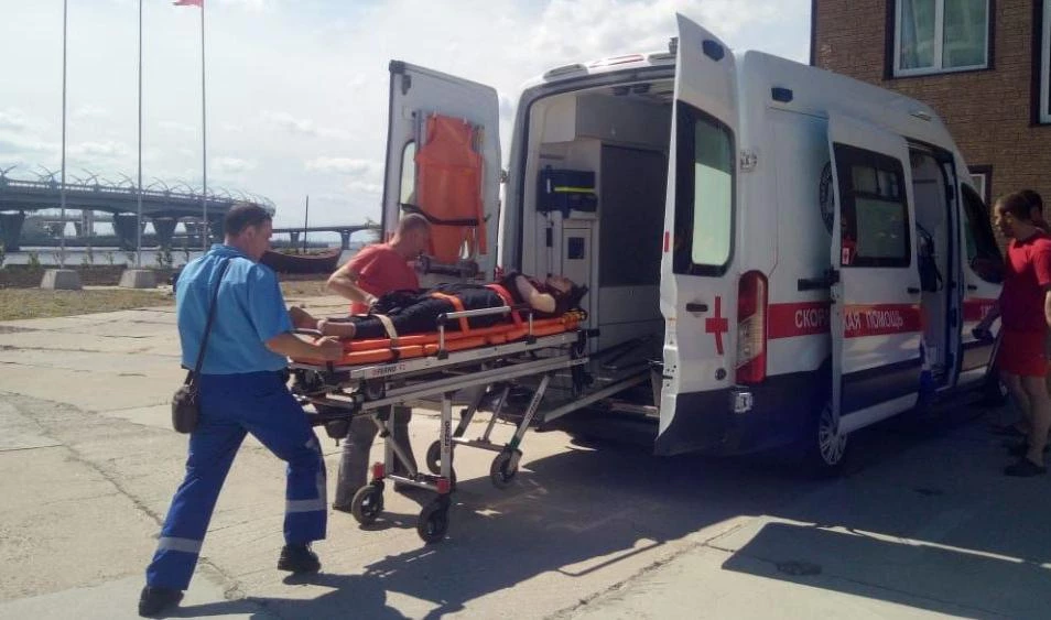 В Петербурге госпитализировали мужчину, упавшего с Яхтенного моста - tvspb.ru