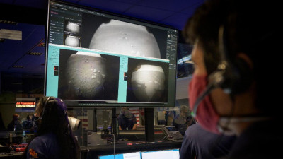 Робот-геолог NASA успешно приземлился на Марс и прислал первые фото планеты