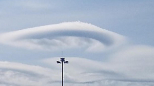 На юге Петербурга заметили облака в форме летающих тарелок