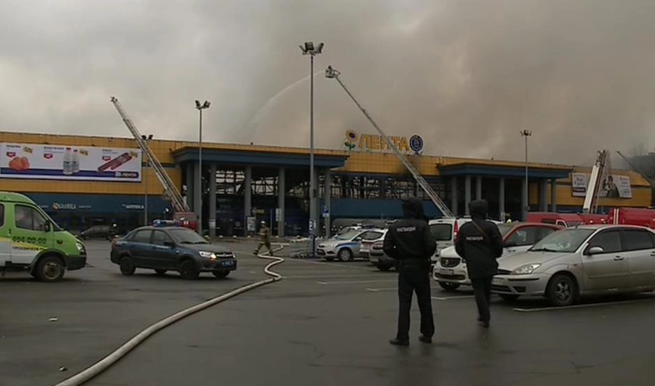 Кровля горящего гипермаркета на Обводном частично обрушилась - tvspb.ru