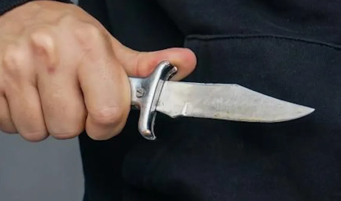 Неизвестный размахивал ножом в магазине на Маршала Захарова - tvspb.ru
