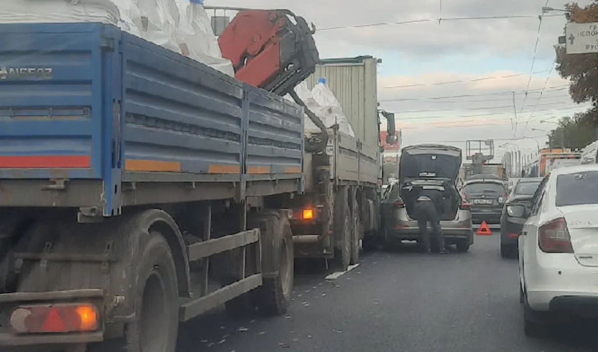 ДТП с грузовиком затруднило проезд по Пискаревскому проспекту - tvspb.ru