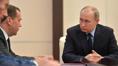 Путин поручил Медведеву проверить все торговые центры на безопасность