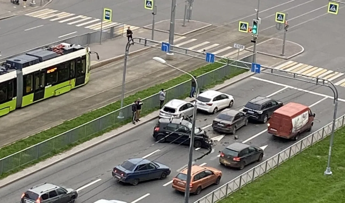 На перекрестке проспектов Наставников и Энтузиастов Renault подбил четыре авто - tvspb.ru