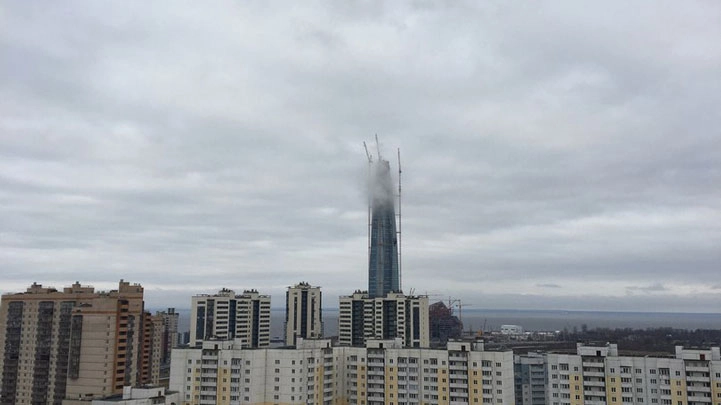 Очевидцы сообщили о задымлении в «Лахта центре». Оказалось, это пыль от строительных работ - tvspb.ru