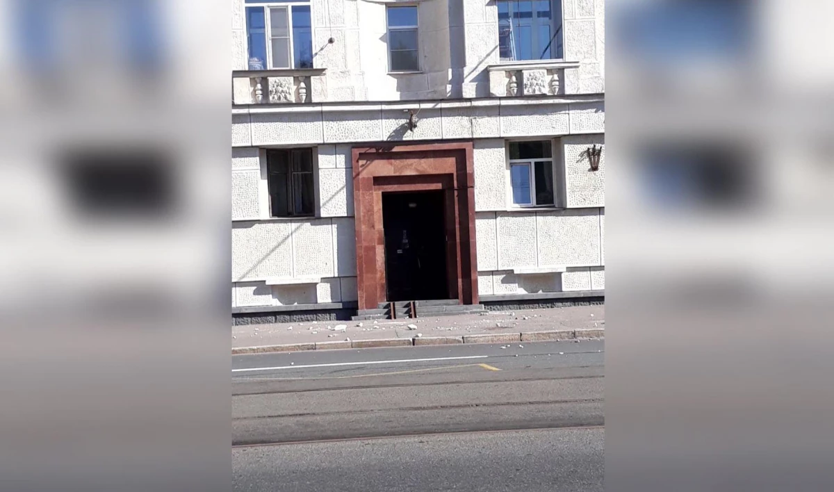 Очевидцы: С фасада здания на Авиационной улице упала штукатурка - tvspb.ru