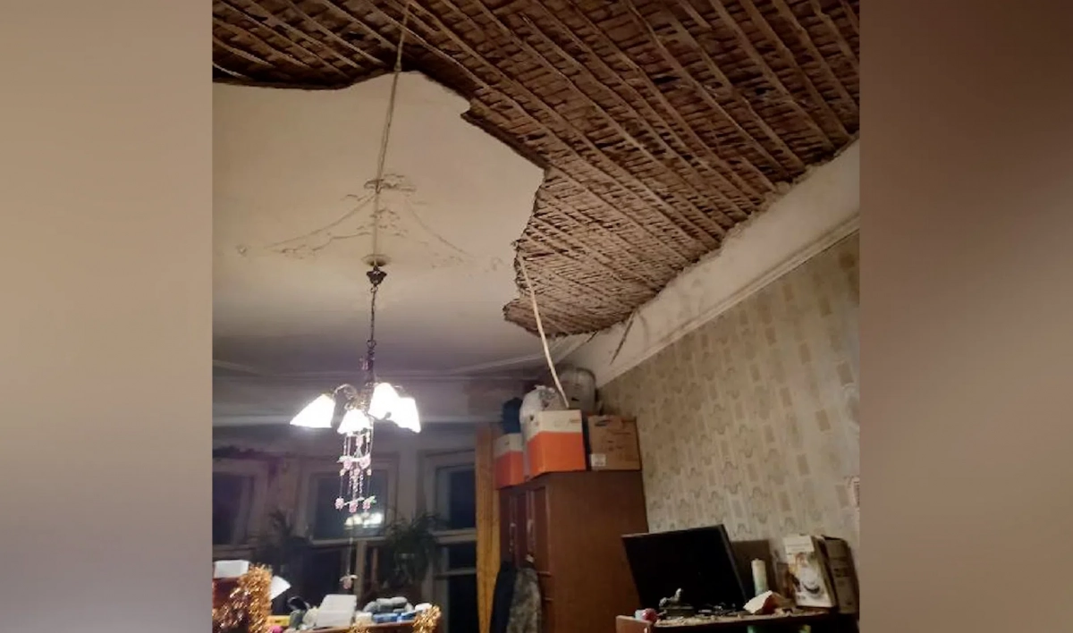 В доме на Малой Посадской улице обрушился штукатурный слой потолка, прокуратура начала проверку - tvspb.ru