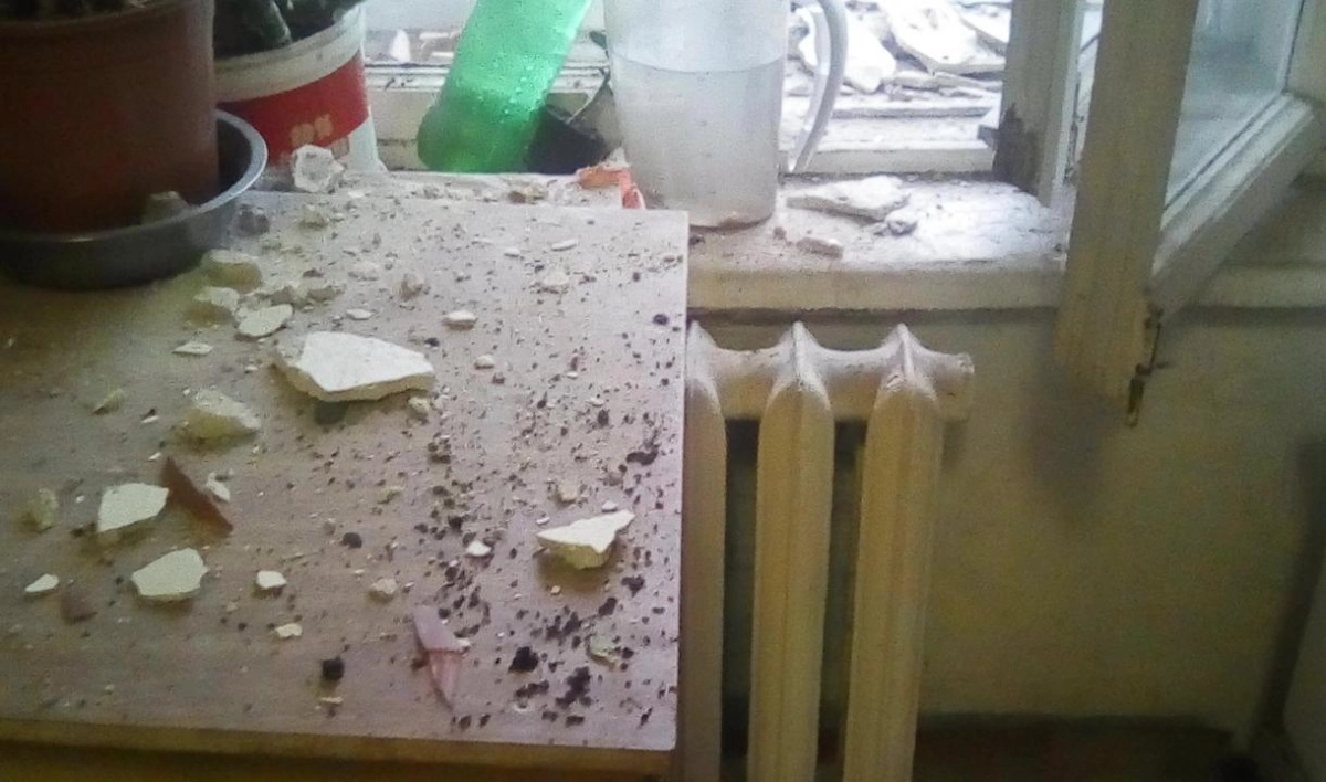 В доме на Выборгской начала разрушаться стена над окном - tvspb.ru