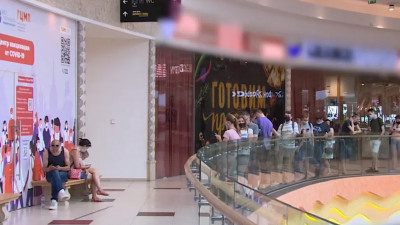 В торговых центрах Петербурга растут очереди на вакцинацию от COVID-19