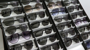 Барьер для УФ-лучей или стильный аксессуар: выбираем солнцезащитные очки