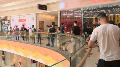 Петербуржцы выстроились в очереди в ТЦ на вакцинацию от коронавируса