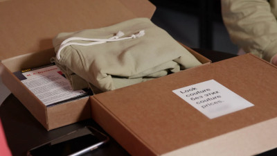 Платья, носки и футболки ежемесячно: Как работает подписка на одежду