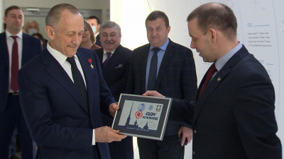 Космонавт Иван Вагнер подарил музею «ОДК-Климов» вымпел с МКС