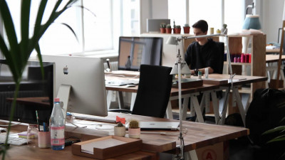 В Петербурге непривитые от COVID-19 сотрудники могут остаться без зарплаты